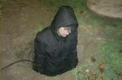 У Запоріжжі горе-крадій заплутався у викраденому кабелі