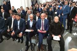 До Яценюка на з’їзд прибули Гройсман і нардепи БПП