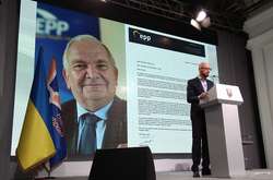 Іноземні друзі Яценюка назвали його президентом України