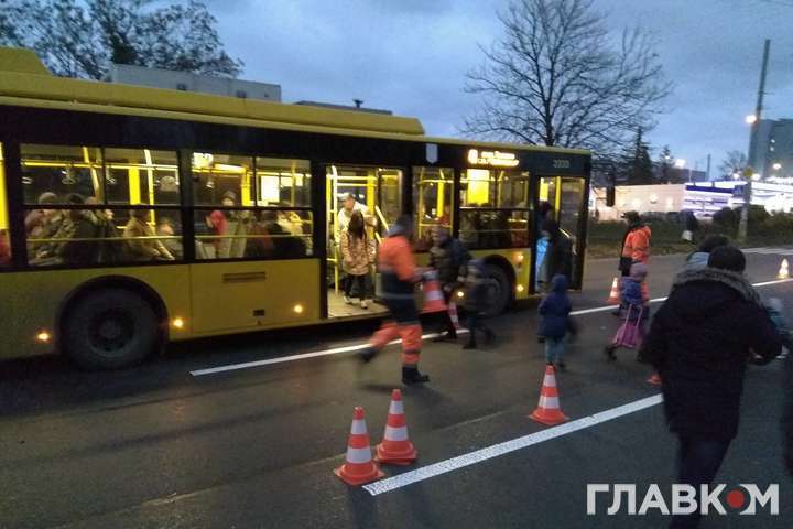 На Борщагівці водій тролейбусу висадив пасажирів посеред дороги (фото, відео)