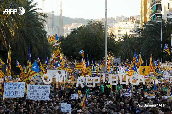 У Каталонії 750 тисяч вийшли на вулиці з вимогою звільнити екс-керівників автономії