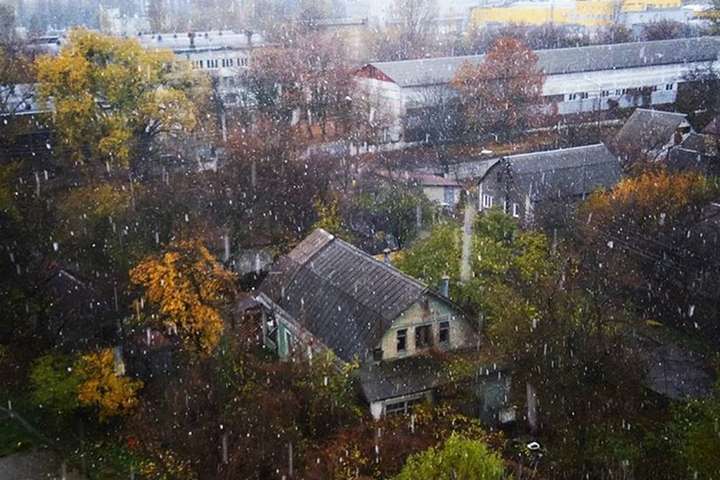 У Києві пішов сніг: фото та відео
