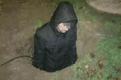 У Запоріжжі крадій телефонного кабелю застряг у колодязі (фото)