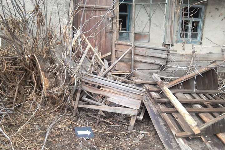 На Луганщине террористы обстреляли Трехизбенку: фото разрушенных домов