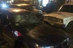 Разбитый битами автомобиль