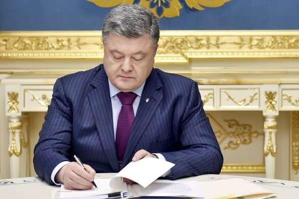 Порошенко підписав закон про скасування конкурсів для губернаторів