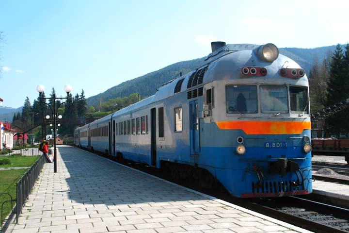«Укрзалізниця» перевірить інцидент, коли пасажири штовхали поїзд на Закарпатті