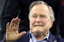 Экс-президента США Буша обвинили в сексуальных домогательствах