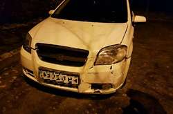 Автомобіль Chevrolet Aveo, який в'їхав у стіну більярдного клубу