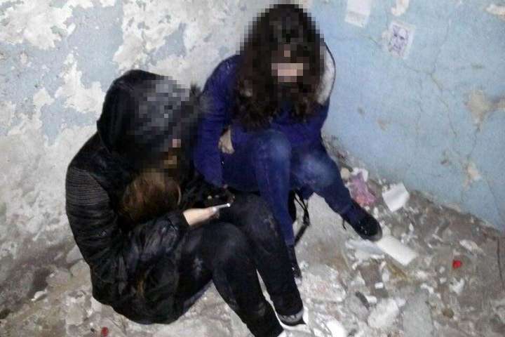 В Мариуполе полицейские спасли 15-летних девочек-самоубийц