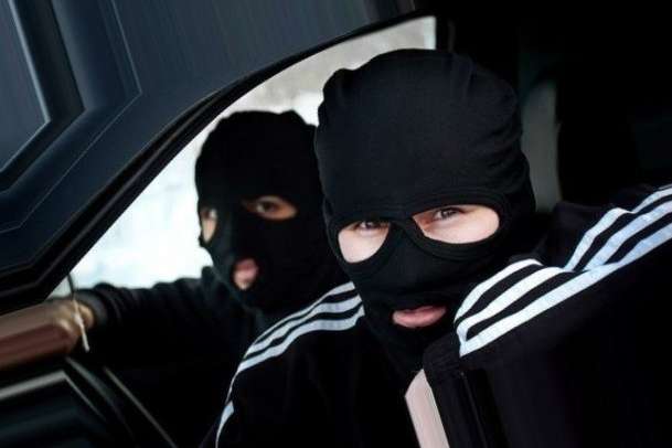Дерзкое ограбление возле автосалона в Киеве: бандиты украли сумку с 3 млн