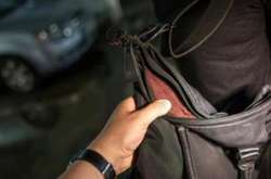 У Києві у чоловіка вирвали з рук сумку з трьома мільйонами