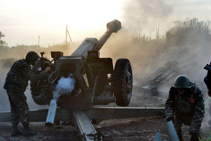 Доба в АТО: Бойовики обстрілюють населені пункти із важкої артилерії, є поранені