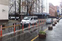 Біля генпрокуратури встановили обмежувальні стовпчики (фото)