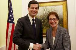 Заступник держсекретаря США у справах Європи та Євразії Весс Мітчелл і посол США в Україні Марі Йованич