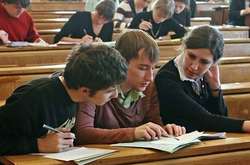 Студентам украинских вузов повысили стипендии: новые размеры выплат 