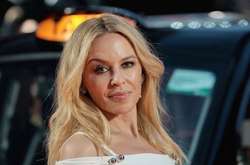 Поклонники раскритиковали наряд 49-летней Кайли Миноуг