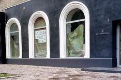 Пока еще о том Донецке напоминают вывески-призраки