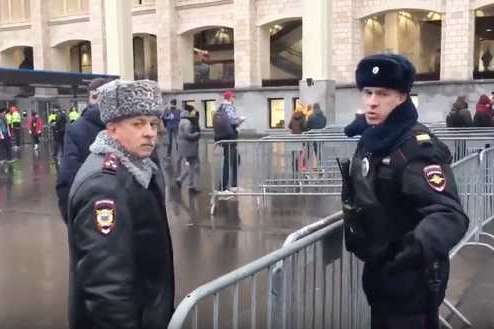Екс-заступник голови міліції Києва засвітився в охороні матчу на стадіоні в Москві (відео)