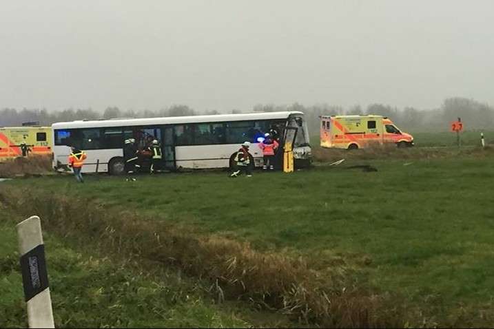 У Німеччнині шкільний автобус потрапив у ДТП: 28 дітей постраждали