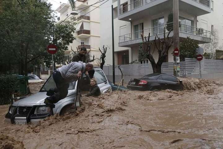 Повінь у Греції забрала життя 14 осіб