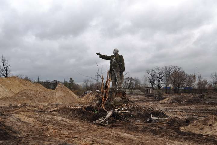 Найденный строителями памятник Ленину в Киеве демонтируют (видео)