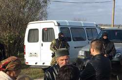 Обшуки у кримськотатарської вчительки завершилися арештом її чоловіка (відео)