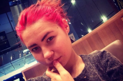 Ушла из дома: в Киеве ищут школьницу с розовыми волосами 