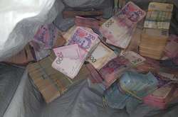 В Киеве арестовали преступников, укравших 3 млн возле автосалона 