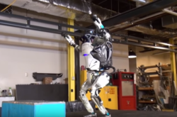 Американский робот научился делать сальто