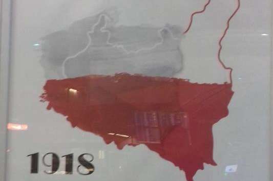 У Варшавському аеропорті «Шопена» з'явився провокаційний плакат, на якому Польща зазіхає на територію України