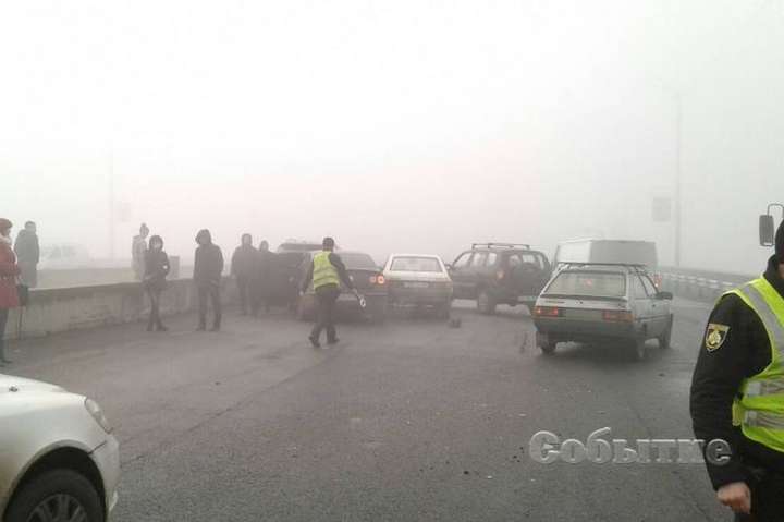 Туман спровоцировал масштабное ДТП в Каменском: повреждены 10 авто