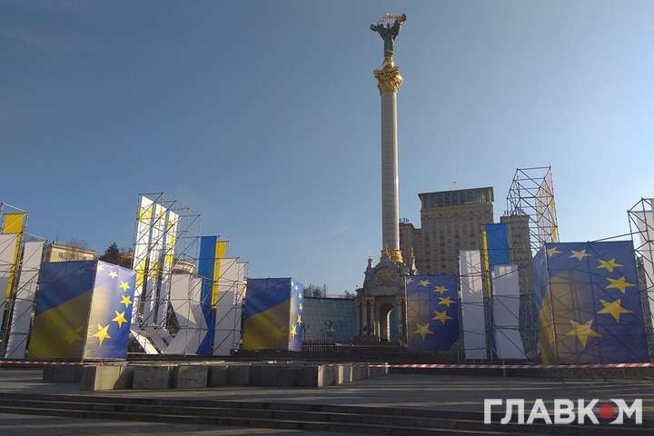 Центр Києва готують до Дня Гідності та Свободи (фоторепортаж)