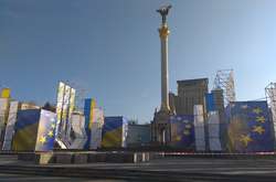 Центр Києва готують до Дня Гідності та Свободи (фоторепортаж)