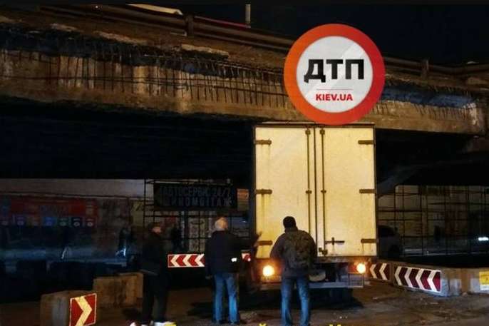 У Києві під Шулявським мостом застрягла вантажівка