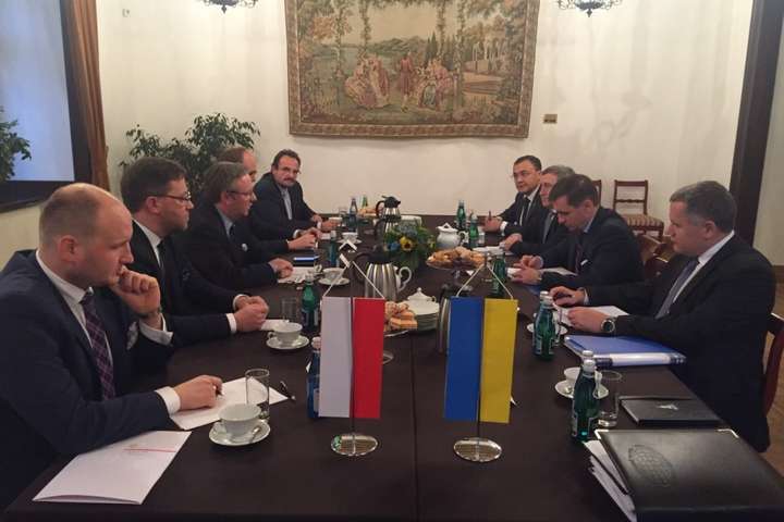 Зустріч у Кракові: Україна та Польща вирішили зняти мораторій на ексгумацію