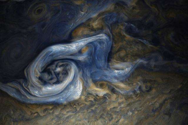 Станція «Юнона» передала на Землю знімок білого урагану на Юпітері