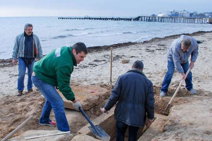 На пляжі окупованої Євпаторії виявили стародавнє поховання