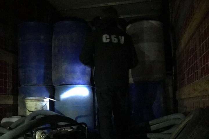 Правоохоронці заблокували постачання в Україну 50 тонн контрафактного спирту
