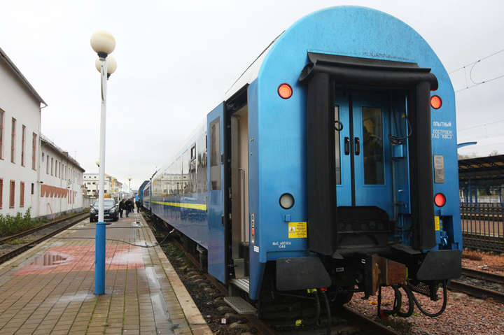 Національний виробник показав нові вагони, якими українці добиратимуться до Відня
