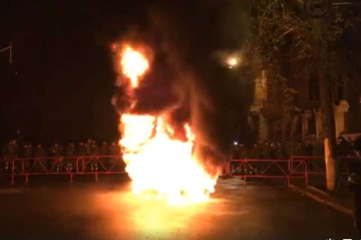 Учасники протестів під Радою запалили шини під Адміністрацією президента