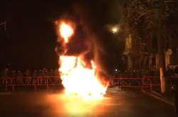 Учасники протестів під Радою запалили шини під Адміністрацією президента