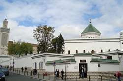 У Парижі біля мечеті затримали озброєного ножем чоловіка