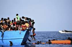 Біля берегів Іспанії за добу врятували близько 600 біженців