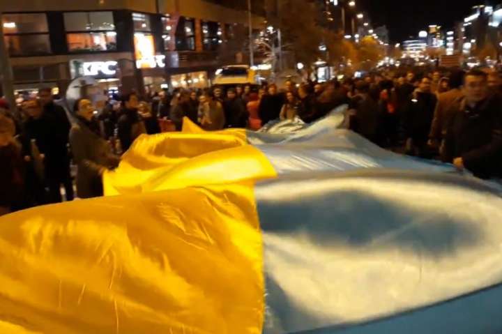 У Празі до річниці Оксамитової революції розгорнули прапор України