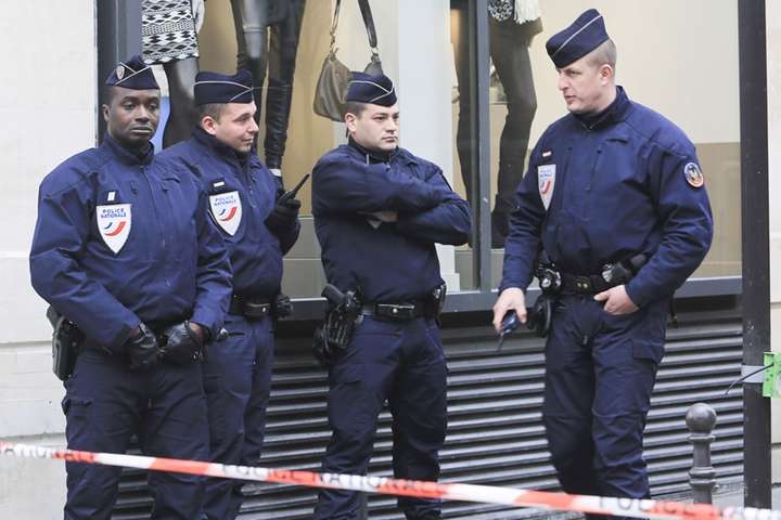 У Франції поліцейський застрелив трьох людей