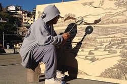 Художник рисует невероятные картины при помощи лупы и солнечного света