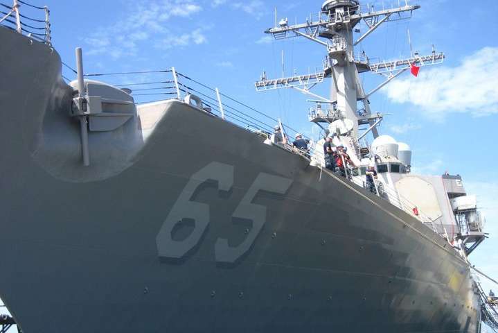 Біля Японії буксир зіштовхнувся із американським есмінцем USS Benfold