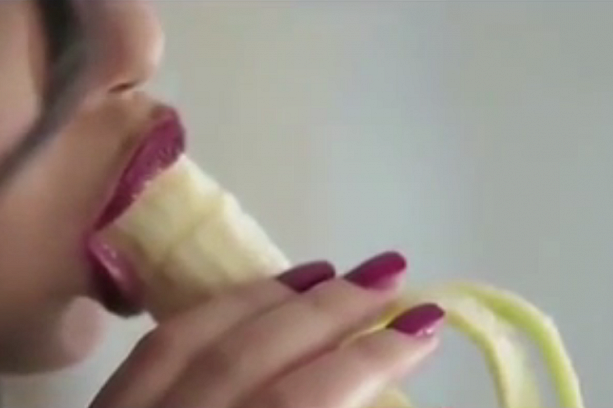 У Єгипті заарештували співачку через кліп, в якому вона їсть банан