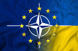  Колаж з прапорів Євросоюзу, НАТО і України 